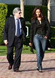 th_98161_Halle_Berry_visits_a_friend_in_Hollywood_04_122_1076lo.jpg
