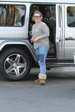 th_13532_Preppie_Hilary_Duff_grocery_shopping_38_122_1081lo.jpg