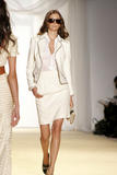 th_24459_md-fashionledge.com-ss07-rtw-newyork-w-temperley-001-oilrsugo_122_1157lo.jpg