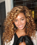 th_75105_celebrity_paradise.com_TheElder_Beyonce2010_07_06_shopping15_122_245lo.jpg