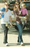 th_47897_Celebutopia-Jennifer_Garner_with_daughter_in_Pacific_Palisades-08_122_410lo.jpg
