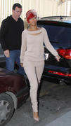 th_81069_RihannaleavesherhotelinParis7.10.2010_02_122_669lo.jpg