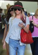 th_895945707_AshleyTisdale03032012OutWithFriendsinSantaMonica20_122_770lo.jpg