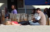 http://img168.imagevenue.com/loc825/th_47990_Hayden_Panettiere_2008-12-09_-_On_the_set_of_Heroes_450_122_825lo.jpg