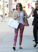 th_657188666_EmmaRoberts07062012EatingIceCreaminBeverlyHills23_122_885lo.jpg