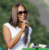 th_17899_Naomi_Campbell_plants_a_tree_in_Nigeria_09_122_977lo.jpg