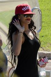 th_453667386_RihannaoutonholidaysinPortoCervo15.7.2012_42_122_990lo.jpg